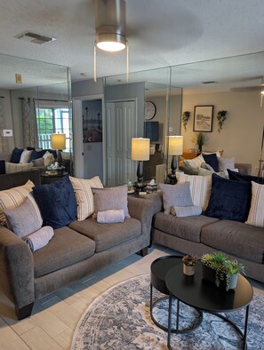 Smart TV - Bare Cove: Pondside Freedom at Paradise Lakes (Lutz)