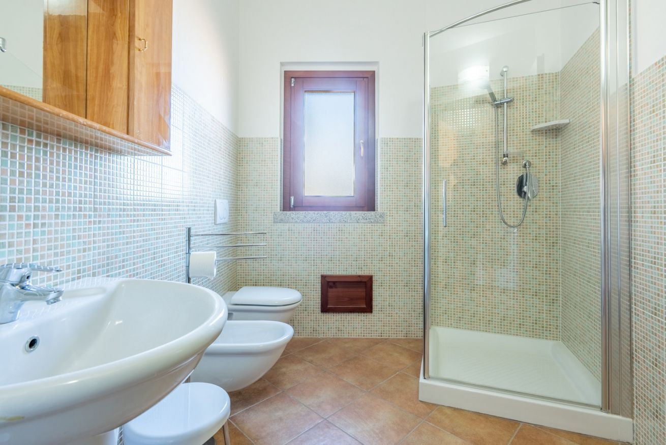 Douche, bidet, serviettes fournies