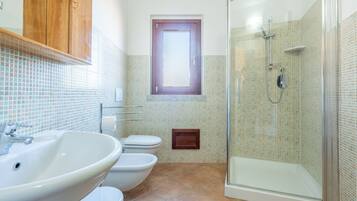 Shower, bidet, towels