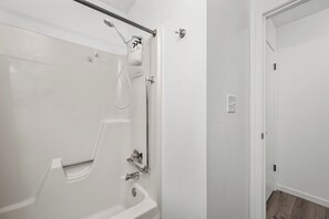 Haartrockner, Handtücher, Seife, Toilettenpapier