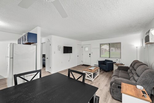 Cozy 1-bedroom apartment in lovely historical Le Claire