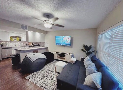 Cozy 2-bedroom condo in tranquil Daytona Beach with AC