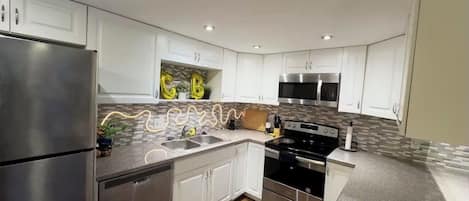 Mikrobølgeovn, ovn, kokeplater og oppvaskmaskin