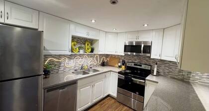 Cozy 2-bedroom condo in tranquil Daytona Beach with AC