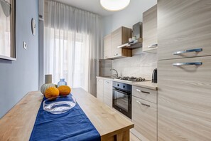 Micro-ondas, cooktop, talheres/pratos/utensílios de cozinha, especiarias