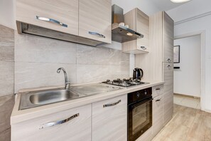 Microwave, stovetop, cookware/dishes/utensils, spices - BDC - Game-changer! (ROMA)