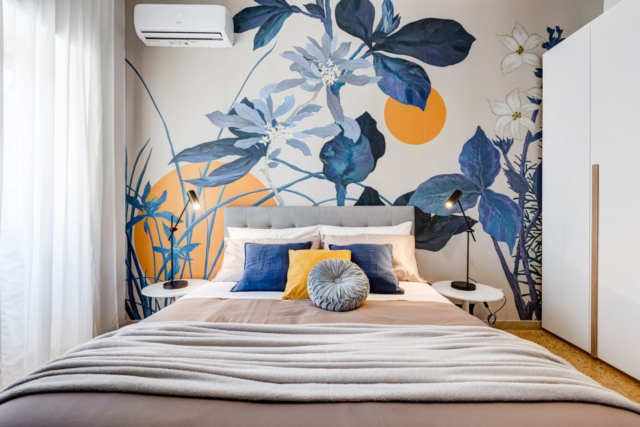 Una scrivania, ferro/asse da stiro, culla da viaggio