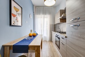 Microondas, placa de cocina, utensilios de cocina y especias