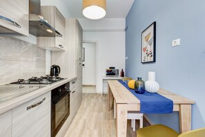 Microondas, placa de cocina, utensilios de cocina y especias