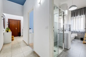 Doccia, bidet, asciugamani