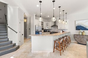 Coffee/tea maker, fridge, microwave, oven - Close to Beach, Resort Community Pool and Hot Tub (Destin)