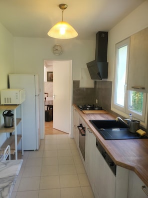 Microwave, oven, stovetop, dishwasher - House Saint Georges d'Oléron - very quiet location close to beaches (Saint-Georges-d'Oléron)