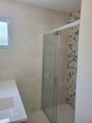 Shower, hair dryer, toilet paper - House Saint Georges d'Oléron - very quiet location close to beaches (Saint-Georges-d'Oléron)