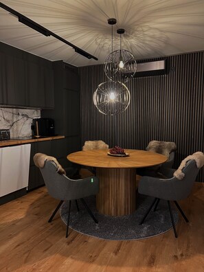 Dining - Northern Lights (Inari)