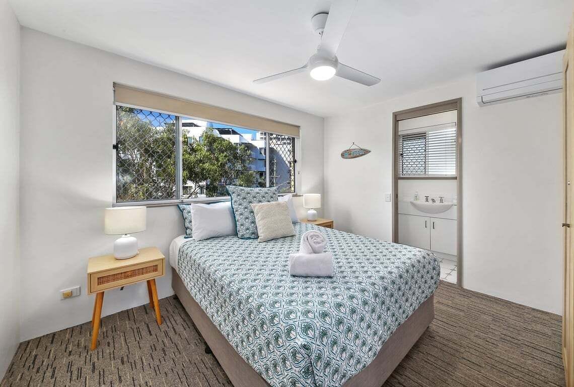 Iron/ironing board, bed sheets