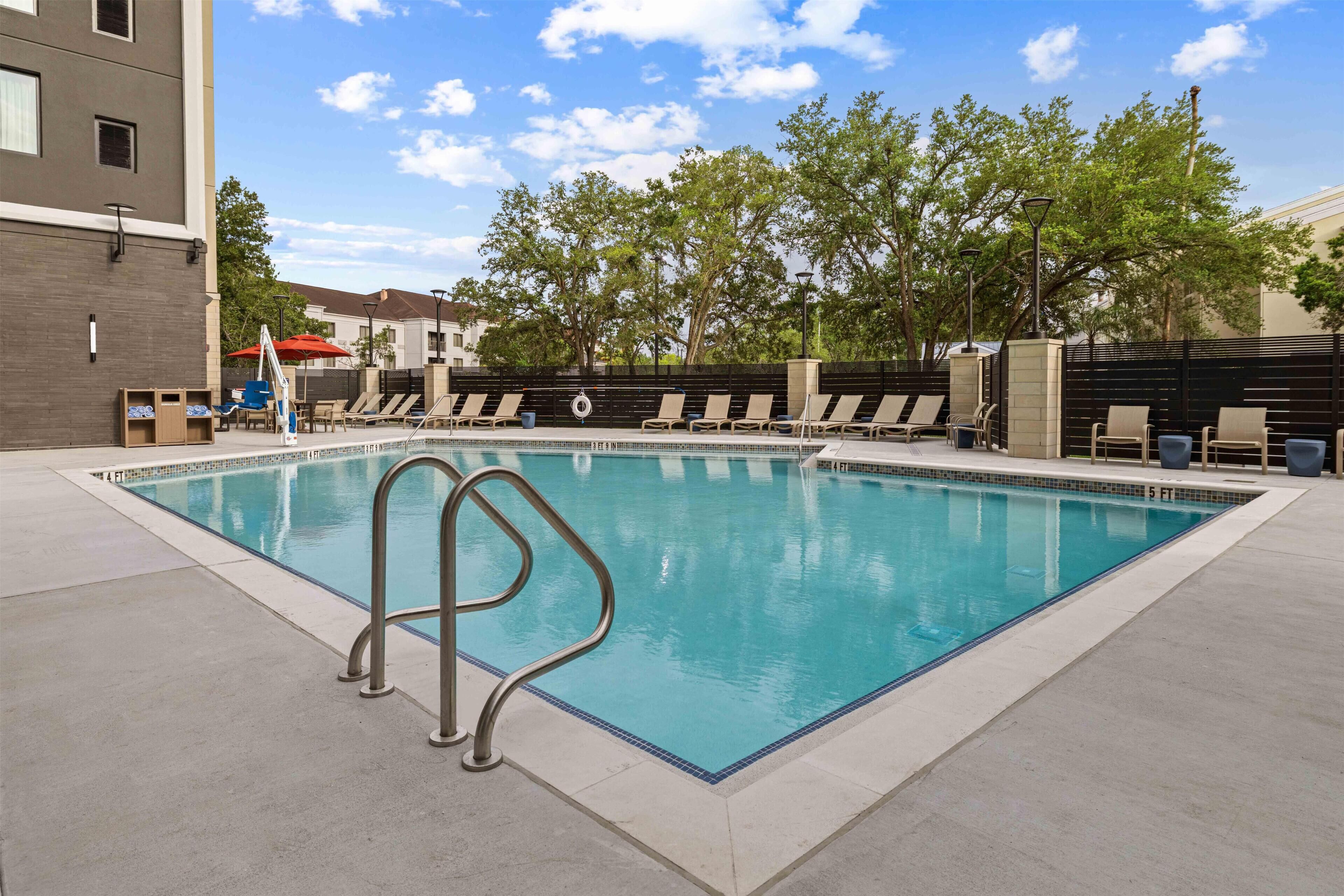 Una piscina al aire libre