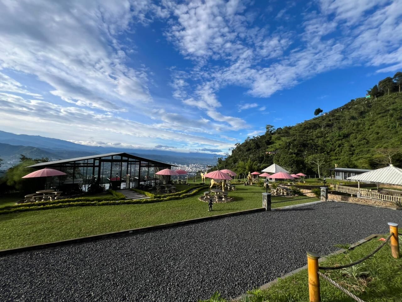 3-英寸纯平电视（配备有线频道）