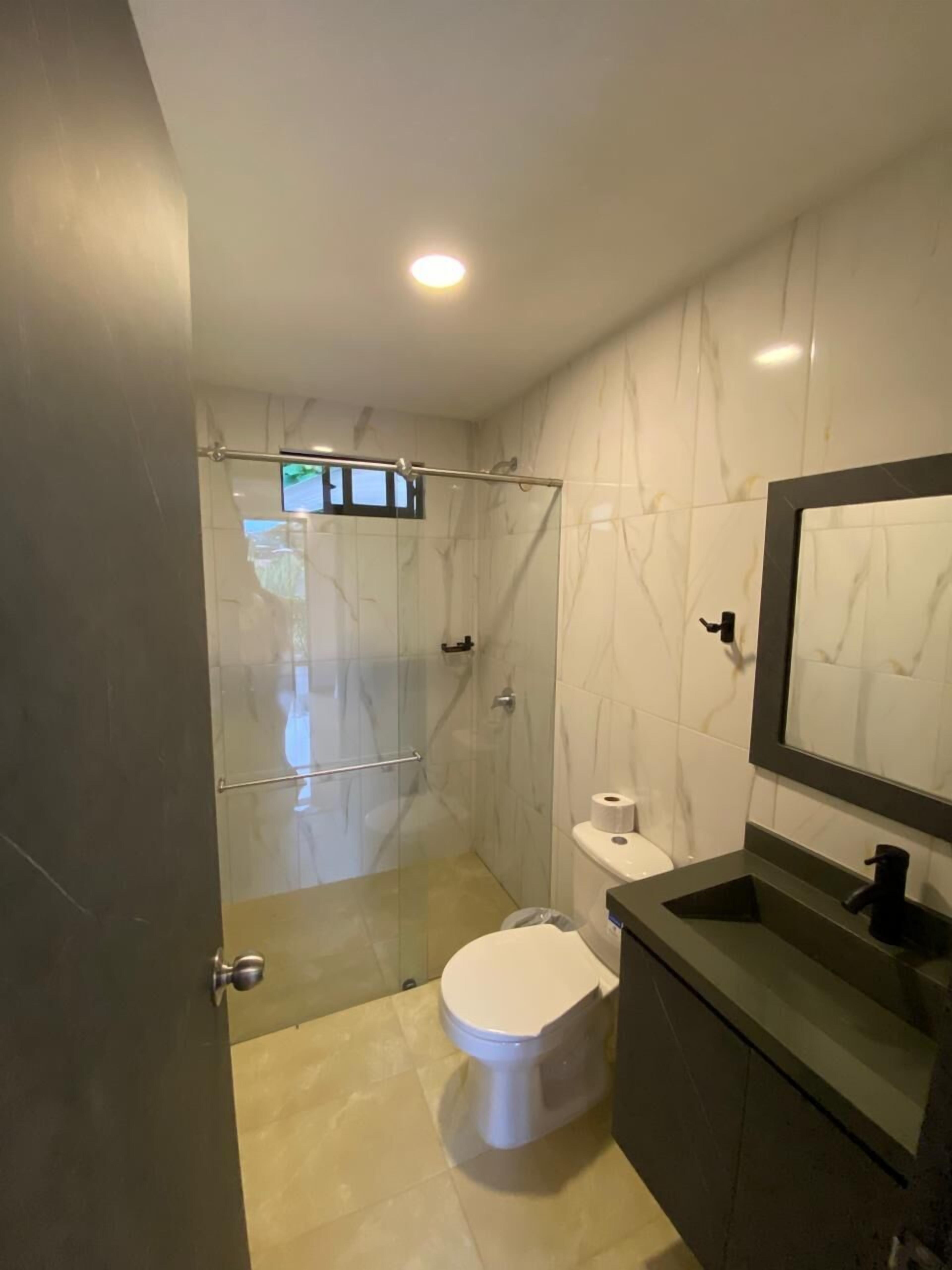 Habitación doble Deluxe, balcón, vista a la ciudad | Baño | Tina con regadera, toallas, jabón, shampoo 