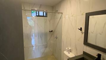 Habitación doble Deluxe, balcón, vista a la ciudad | Baño | Tina con regadera, toallas, jabón, shampoo