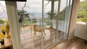 Chambre Quadruple Confort, balcon, vue ville | Coin séjour