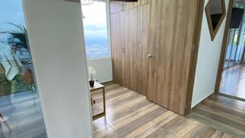 Habitación estándar, balcón | Ropa de cama de alta calidad y edredones de plumas