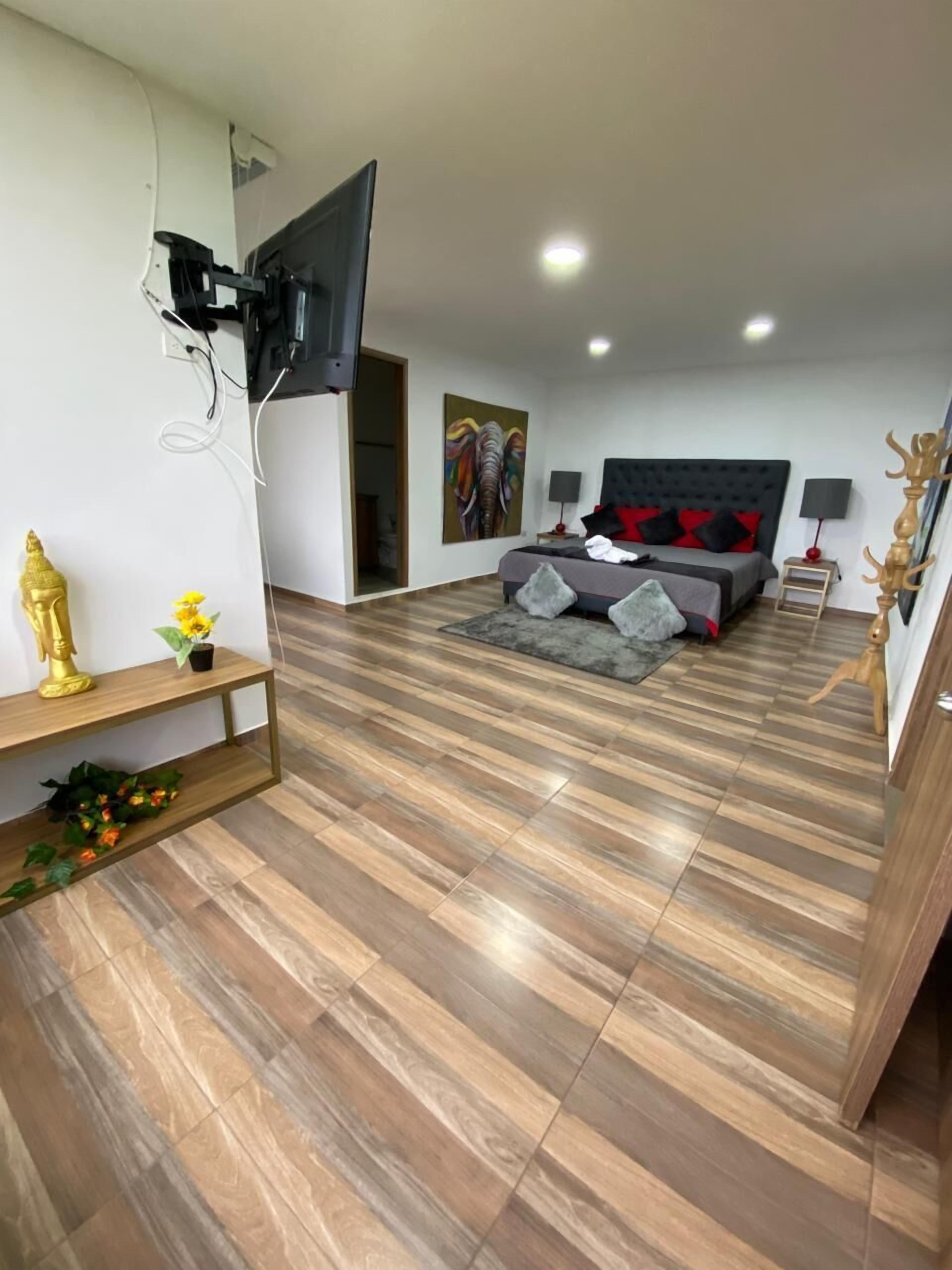 Quarto casal luxo, sacada, vista para a cidade | Wi-Fi de cortesia