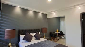 Deluxe tweepersoonskamer, meerdere slaapkamers, balkon, uitzicht op stad | Luxe beddengoed, donzen dekbedden, Select Comfort-bedden