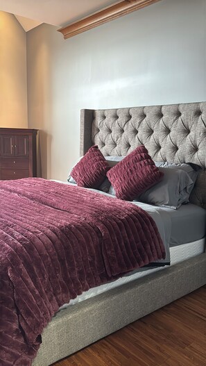 6 chambres, coffres-forts dans les chambres, bureau