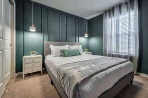 5 bedrooms, desk, iron/ironing board, travel cot - 5BR Windsor Island Home w/ Private Pool (Davenport)