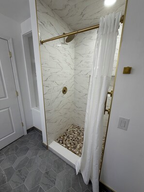 Jabón y papel de baño 