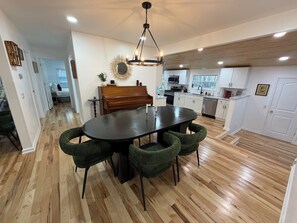 Dining - Private 4-Acre Pool Retreat Sleeps 14 Pet-Friendly (Chappells)