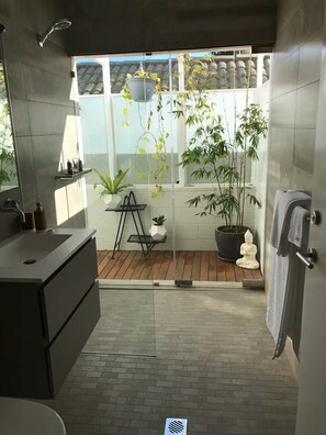 Dusche, Haartrockner, Handtücher, Seife
