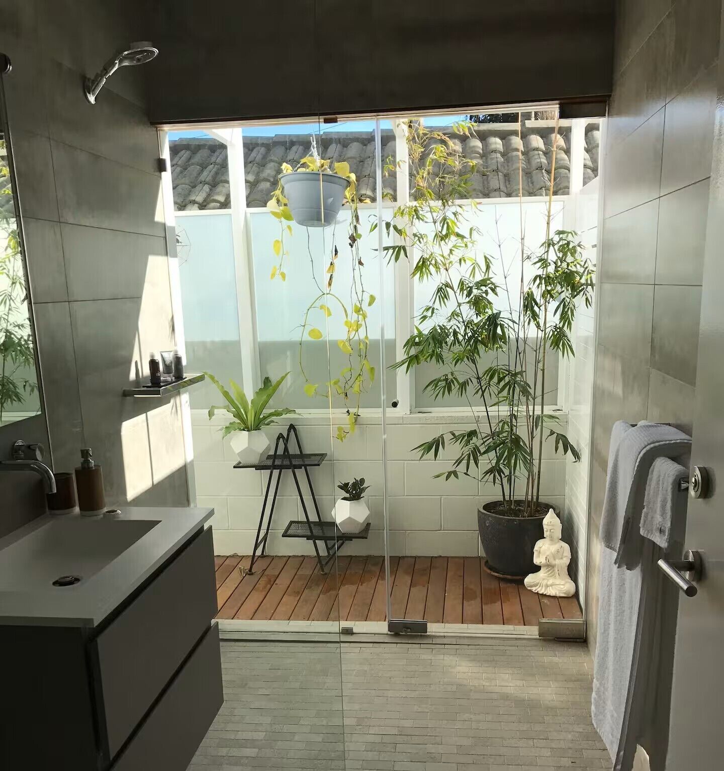 Douche, sèche-cheveux, serviettes fournies, savon