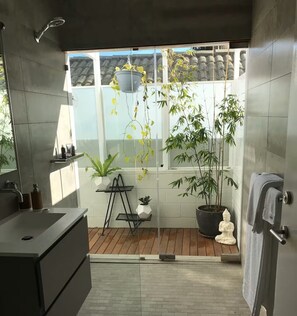 Shower, hair dryer, towels, soap - Charming garden suite (Belmont)