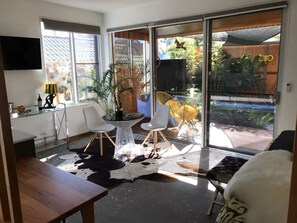 Living area - Charming garden suite (Belmont)