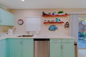 Four à micro-ondes, un four, surface de cuisson, lave-vaisselle
