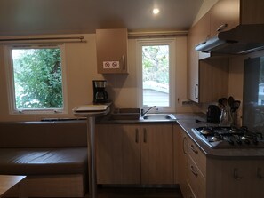 Fridge, microwave, stovetop, coffee/tea maker - To rent mobil' home 6 persons in camping 4* AQUA VIVA in CARSAC-AILLAC 24200 (Carsac-Aillac.)
