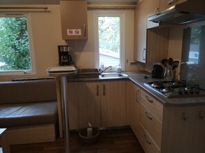 Refrigerador, microondas, parrilla de estufa y cafetera y tetera 