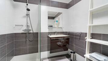 Shower, hair dryer, towels