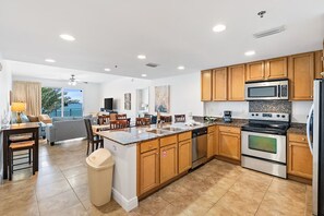 Kondominium, Beberapa Tempat Tidur (Sterling Breeze 307B) | Dapur pribadi | Oven, pemanggang roti, dan peralatan masak/sendok-piring