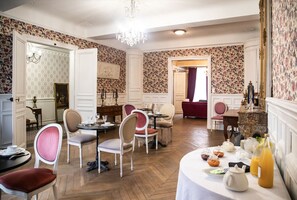 Free daily continental breakfast - Maison La Louise (Ligny-en-Barrois)