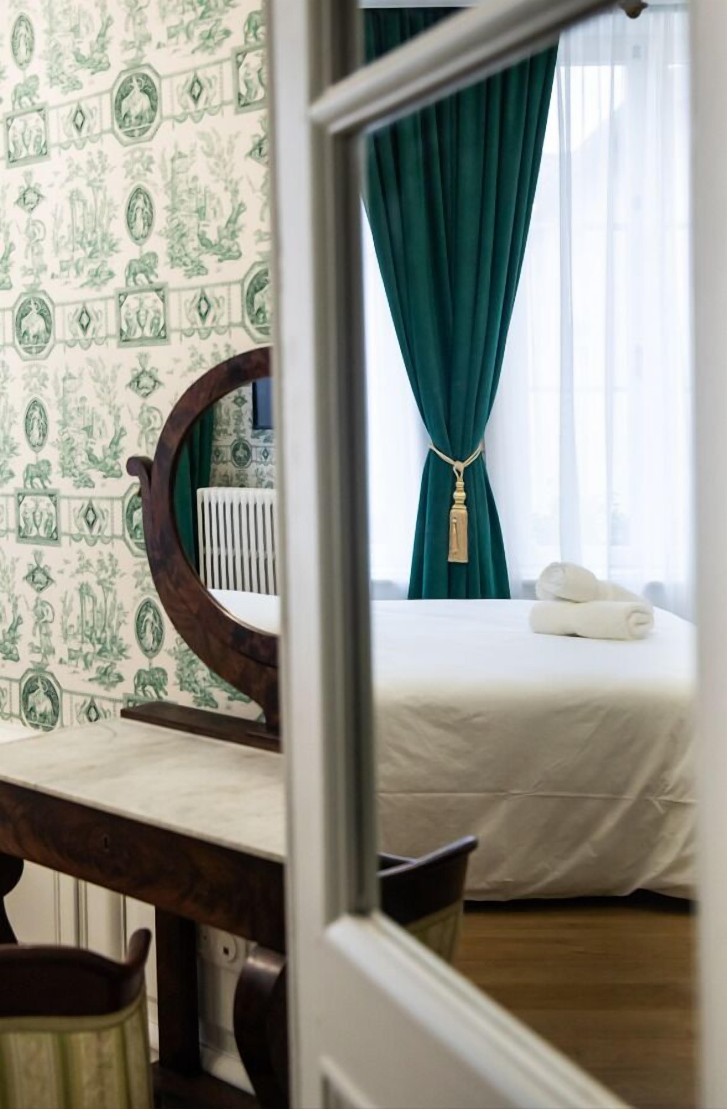 Doppia Tradizionale, vista cortile | Una scrivania, postazione laptop, tende oscuranti, insonorizzazione