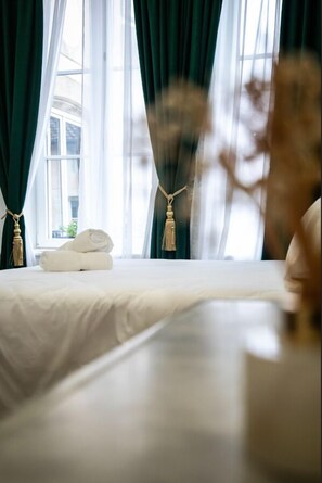 Traditional Double Room, Courtyard View | Desk, laptop workspace, blackout drapes, soundproofing - Maison La Louise (Ligny-en-Barrois)