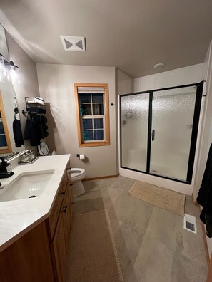 Dusche, Haartrockner, Handtücher, Seife