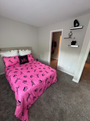 Iron/ironing board, Internet, bed sheets - 2-bedroom townhome in gorgeous Atlanta. Close to the Airport and Downtown. (Atlanta)