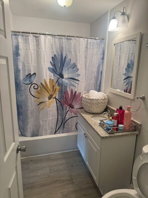 Jetted bath, hair dryer, towels, soap - 2-bedroom townhome in gorgeous Atlanta. Close to the Airport and Downtown. (Atlanta)