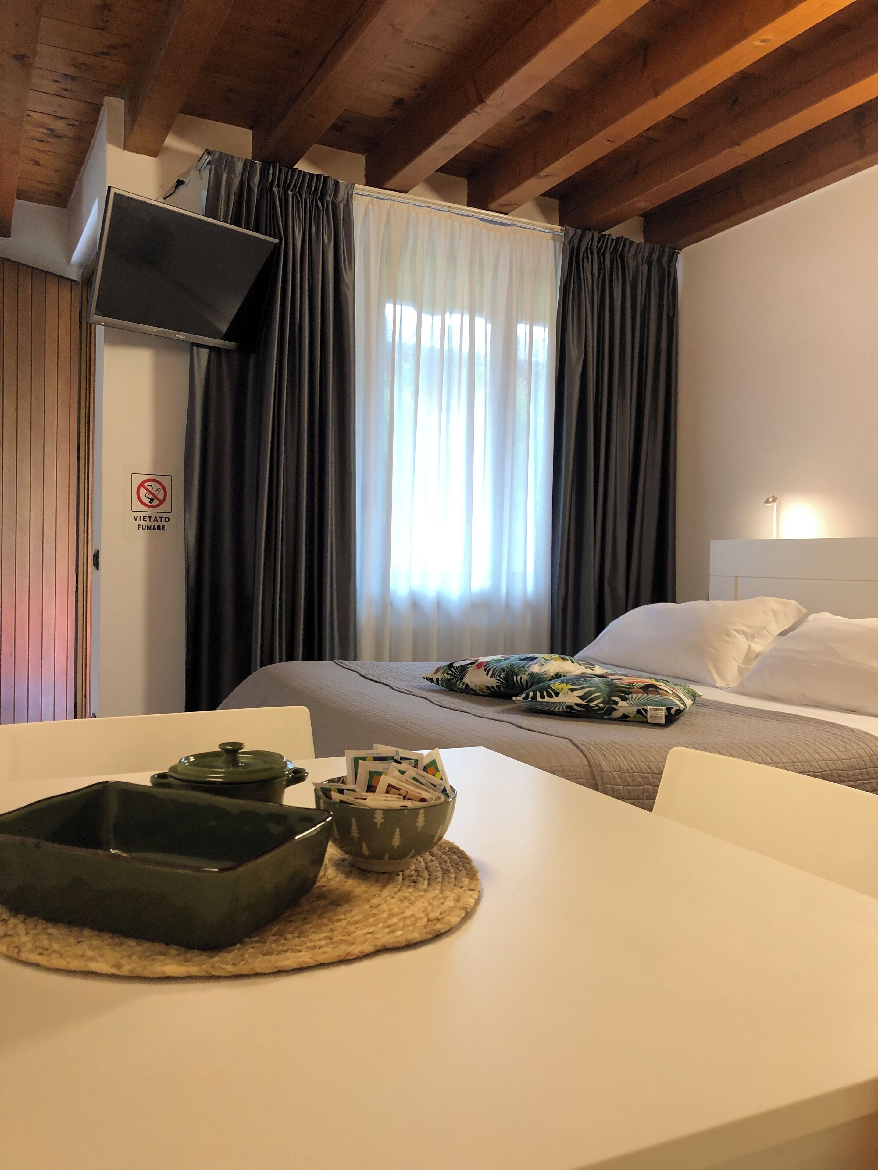 MELOGRANO 12 | Verdunkelungsvorhänge, schallisolierte Zimmer, kostenloses WLAN