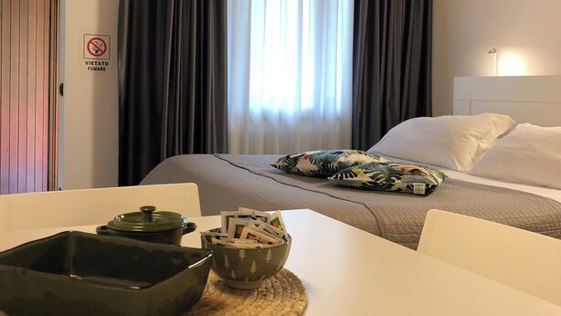 MELOGRANO 12 | Rideaux occultants, chambres insonorisées, Wi-Fi gratuit