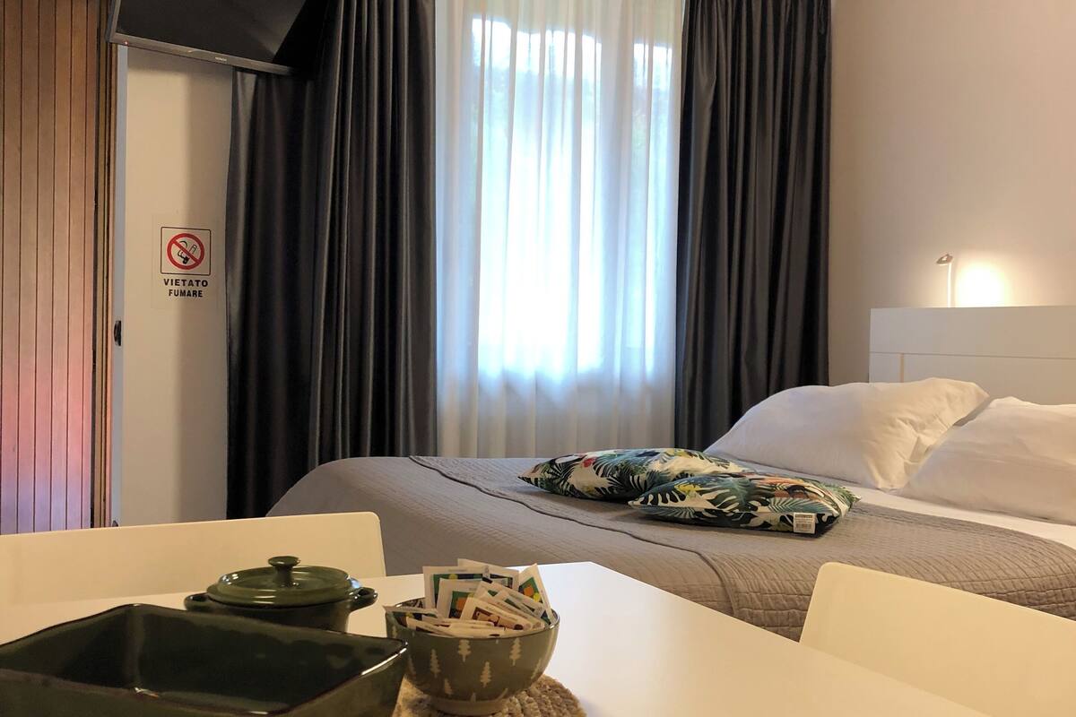 MELOGRANO 12 | Verdunkelungsvorhänge, schallisolierte Zimmer, kostenloses WLAN