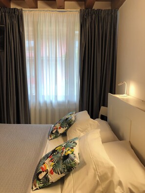 MELOGRANO 12 | Verdunkelungsvorhänge, schallisolierte Zimmer, kostenloses WLAN